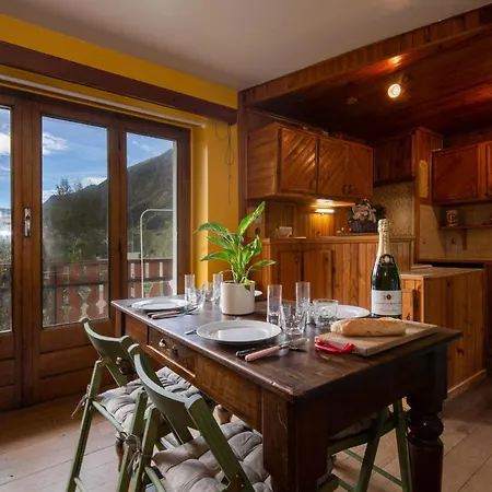 Sleeps 5 *